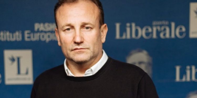 FOTO/ Momente nga lirimi të Henri Çilit, përqafime me familjarë e miq