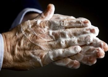 Keni temperaturë dhe dhimbje fyti?! Ja çfarë duhet të bëni në kushte shtëpie!