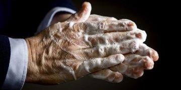 Keni temperaturë dhe dhimbje fyti?! Ja çfarë duhet të bëni në kushte shtëpie!