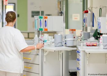 Një infermiere dyshohet të jetë infektuar me koronavirus