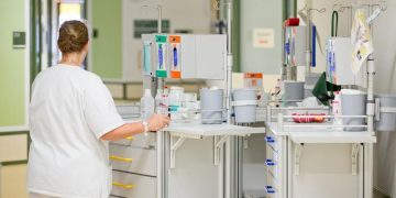 Një infermiere dyshohet të jetë infektuar me koronavirus