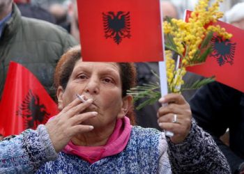 I prekuri me koronavirus pështyn mjekun dhe infermieren, merren menjëherë masat drastike