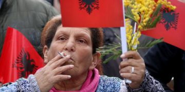 I prekuri me koronavirus pështyn mjekun dhe infermieren, merren menjëherë masat drastike