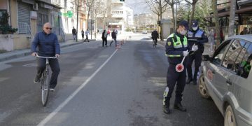 Të “sfidosh” koronavirusin: Në lulishte dhe rrugë dalin shumë persona edhe në Tiranë