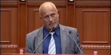 Një ndjesë e munguar që Lulzim Basha dhe Kostaq Papa duhet t’ia kërkonin gruas shqiptare në vigjilje të “8 Marsit”