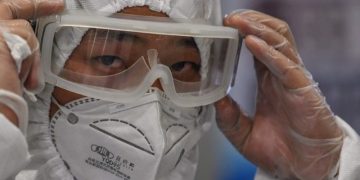 INTERVISTA/ Kryeshkencëtari kinez: Mospërdorimi i maskës është gabim i madh, ja çfarë mund të mësojnë vendet e tjera nga mënyra se si ne luftuam Covid-19