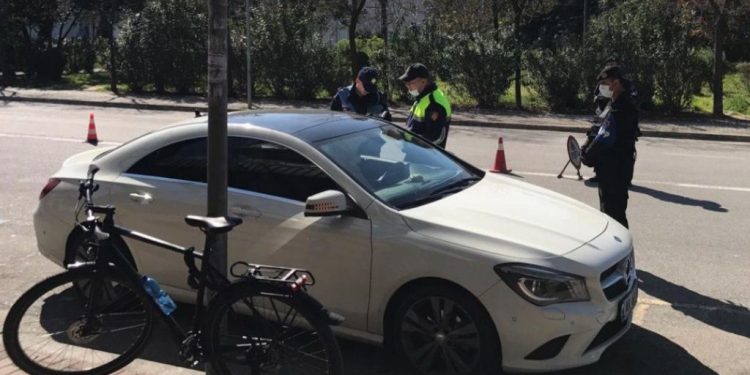 Aktori i TV Klan sfidon Policinë e Shtetit: Del shëtitje me makinë i sapo kthyer nga Italia