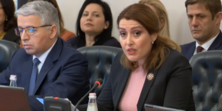 Ministrja Manastirliu tregon rastet e para me koronavirus në Shqipëri, janë testuar personat që kanë pasur kontakt me ta!