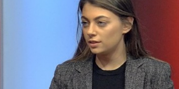 Kreshnik Spahiu e bënë për të “qarë” ish-deputeten mediokre të LSI: Pranvera shqiptare nisi pas 21 janarit