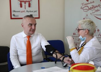 Çuditë që solli koronavirusi ku “Beslidhja” humbi e Grida jep receta gatimi live në TV