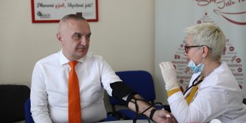 Çuditë që solli koronavirusi ku “Beslidhja” humbi e Grida jep receta gatimi live në TV