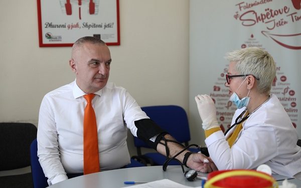 Çuditë që solli koronavirusi ku “Beslidhja” humbi e Grida jep receta gatimi live në TV