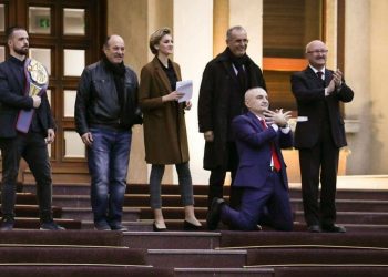 Meta premton shpërndarjen e parlamentit