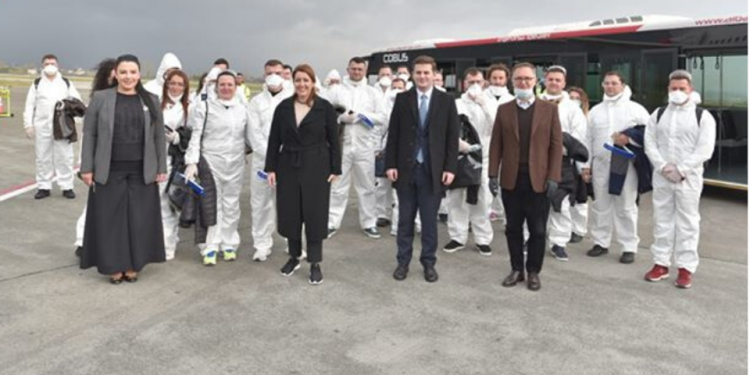 Mediat italiane dhe botërore prej tri ditësh “ngrejnë në qiell” mjekët shqiptarë, portalet në Shqipëri i nxijnë nga inati i Ramës