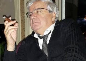 Sorrat këtu krakëllijnë kundër mjekëve në Itali, bjerini këmbës. Na bënë krenarë