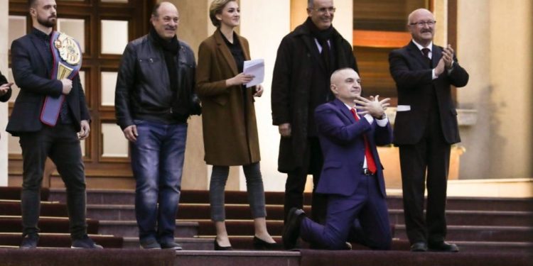 Kush është studentja klloune, që Ilir Meta kishte zgjedhur ta kishte në krah