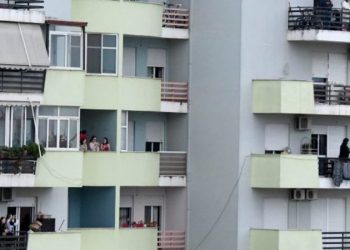 Banorët e Tiranës duartrokitje të forta dhe brohorima nga ballkonet për mjekët që po luftojnë me koronavirusin (Video)
