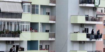 Banorët e Tiranës duartrokitje të forta dhe brohorima nga ballkonet për mjekët që po luftojnë me koronavirusin (Video)