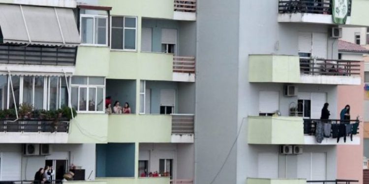 Banorët e Tiranës duartrokitje të forta dhe brohorima nga ballkonet për mjekët që po luftojnë me koronavirusin (Video)