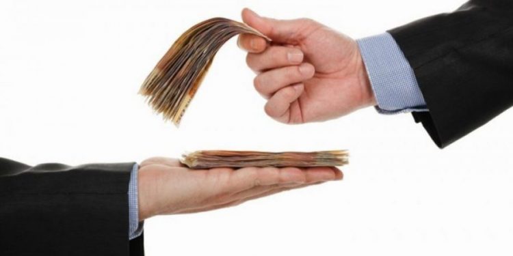 Qeveria miraton vendimin që i përgjysmon rrogat vetes për 3 muaj