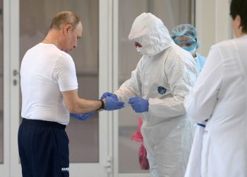 Vladimir Putin futet brenda infektivit, viziton nga afër pacientët e infektuar me Covid-19