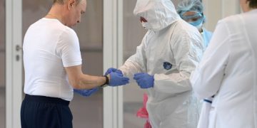 Vladimir Putin futet brenda infektivit, viziton nga afër pacientët e infektuar me Covid-19