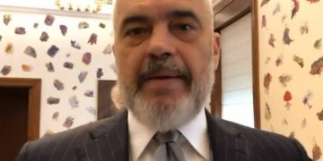 “I love you”! Rama befason me postimin e fundit: Edhe Zvicrës i duken fantazi, por lus Zotin të mos hamë golin në fund!