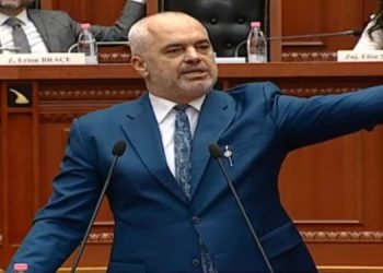 VIDEO/ Kur Rama griste letrat e qytetarëve që prisnin në radhë: Me një klik gjen një mik!