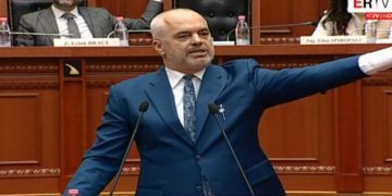 VIDEO/ Kur Rama griste letrat e qytetarëve që prisnin në radhë: Me një klik gjen një mik!