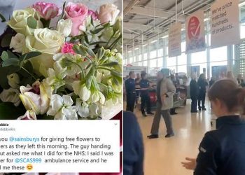 Stafi i sistemit shëndetësor përlotet nga pritja me lule e duartrokitje e supermarketeve në Britani