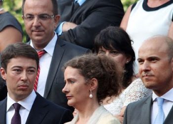 Abi i Argitës në “gjurmët” e vjehrrit! Bën kllounin duke sulmuar infermierin: Nuk shtyhet karantina pa pislliqet e Ramës