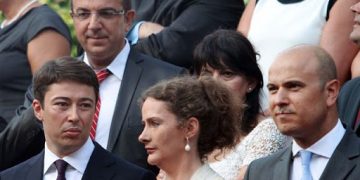 Abi i Argitës në “gjurmët” e vjehrrit! Bën kllounin duke sulmuar infermierin: Nuk shtyhet karantina pa pislliqet e Ramës