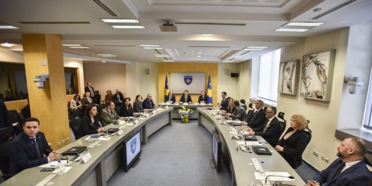 Kosovë/ Tre skenarët pas rrëzimit të qeverisë