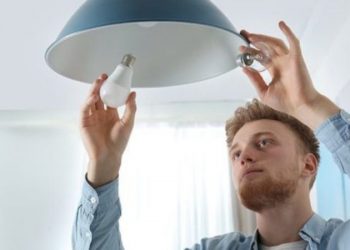 Sot të rinjtë (25-34 vjeç) hapin Google për të ndërruar edhe një… llambë