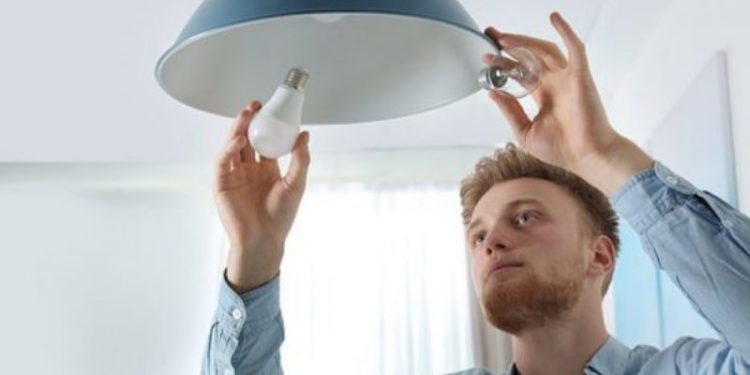 Sot të rinjtë (25-34 vjeç) hapin Google për të ndërruar edhe një… llambë