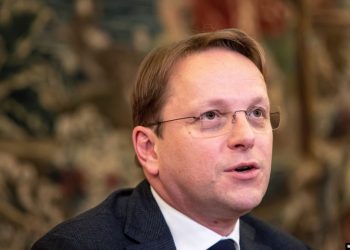 Varlehyi: BE-ja nuk po bën garë me ndihmat për Ballkanin