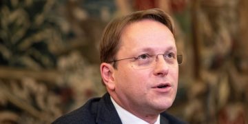 Varlehyi: BE-ja nuk po bën garë me ndihmat për Ballkanin