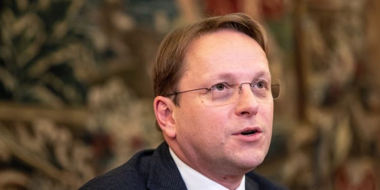 Varlehyi: BE-ja nuk po bën garë me ndihmat për Ballkanin