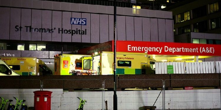 Covid-19, Boris Johnson ‘furnizohet’ me 4 litra oksigjen. Trump: Kemi dërguar në Londër një ilaç eksperimental