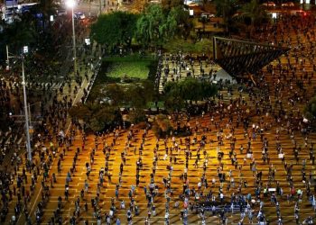 Izraelitët harrojnë pandeminë, por jo distancimin: Zbresin në shesh për mbrojtjen e demokracisë (Foto)