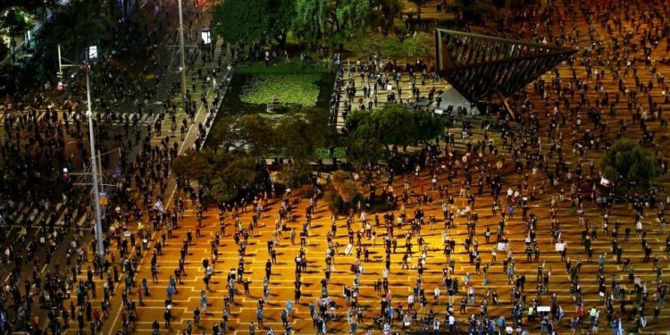 Izraelitët harrojnë pandeminë, por jo distancimin: Zbresin në shesh për mbrojtjen e demokracisë (Foto)