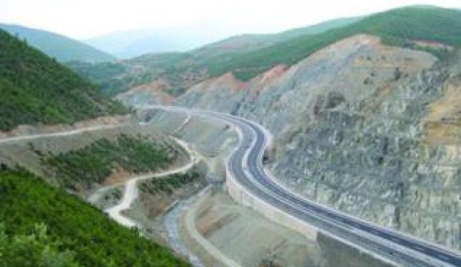 Rama poston videon: Rruga e Abërit po merr formë!