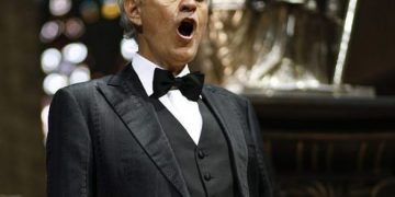 Andrea Bocelli rrëqeth botën, koncert në mes të Milanos “fantazmë”: Italia do të ngrihet! (Ja sa njerëz e ndoqën live)