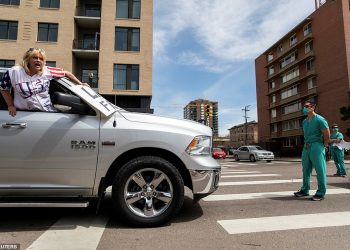 Qytetarët e Kolorados dalin kundër masave shtrënguese ndaj koronavirust, mjekët barrikadë para tyre
