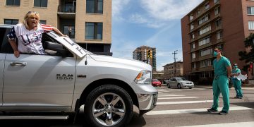 Qytetarët e Kolorados dalin kundër masave shtrënguese ndaj koronavirust, mjekët barrikadë para tyre