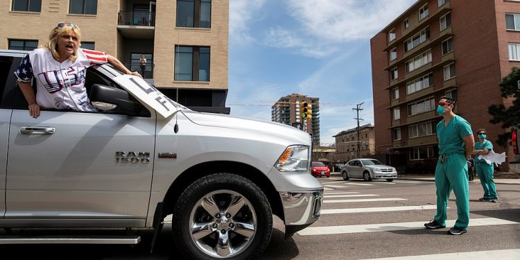 Qytetarët e Kolorados dalin kundër masave shtrënguese ndaj koronavirust, mjekët barrikadë para tyre