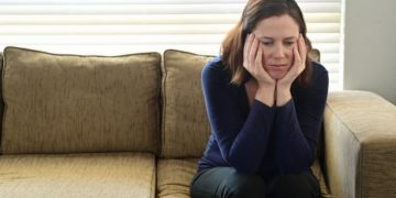 Flokë të prera në shtëpi dhe papunësi: Virusi që na detyroi të jetojmë ndryshe