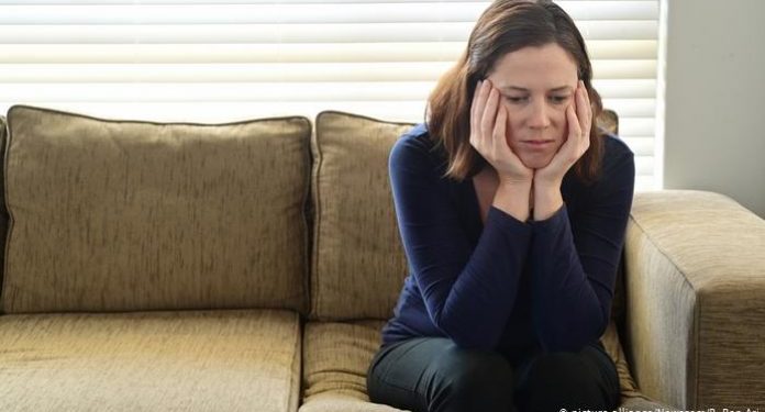 Flokë të prera në shtëpi dhe papunësi: Virusi që na detyroi të jetojmë ndryshe