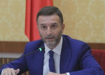 Zgjatja orës së lëvizjes, zv.kryeministri Braçe i jep apelin e fortë qytetarëve që në orët e para të mëngjesit: Ti që nuk rri dot pa treguar makinën e shtrenjtë …