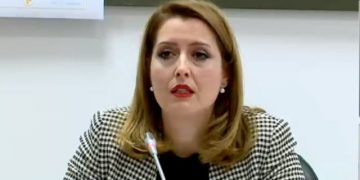 “Kanë 40 ditë pa parë fëmijët e tyre”, Manastirliu nxjerr foton e dy mjekëve dhe jep mesazhin e veçantë